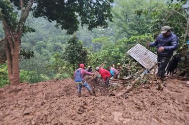 Las autoridades recomendaron a la población que habita en zonas de riesgo extremar precauciones ante la posibilidad de nuevos deslizamientos