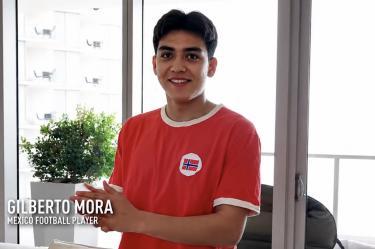 Gilberto Mora posó con una camiseta con la bandera de Noruega