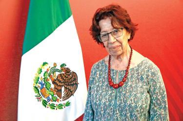 Carmen Moreno Toscano, primera mujer en recibir el rango de Embajadora Eminente.