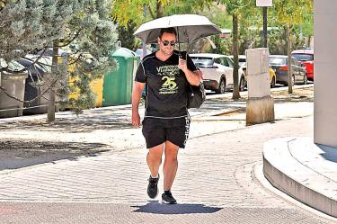 Alberto Gómez, sufre con el calor al padecer ictiosis.