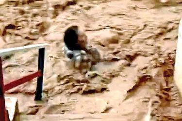Una mujer es arrastrada por el agua tras intensas lluvias en Nogales, Sonora.