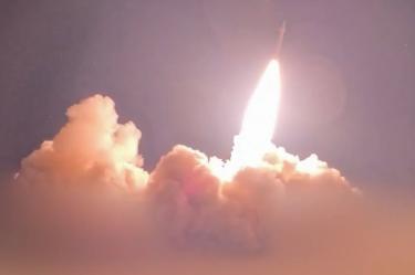 El lanzamiento de un misil desde una ubicación no revelada hacia objetivos estadounidenses en Jordania, Kuwait y Baréin
