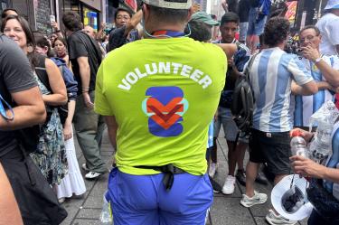 Voluntario venezolano regaló víveres en Nueva York previo a la final del Mundial