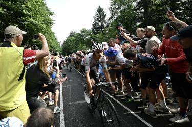 Isaac del Toro pudo sobreponerse a una caída a falta de 20 kilómetros para la meta en la etapa 15 del Tour de Francia.