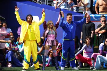 Madonna junto a Ronaldinho y Ronaldo en el medio tiempo del Super Bowl