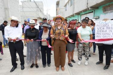Azucena Cisneros entregó obras hídricas y viales en Ejido de Santa María Tulpetlac.