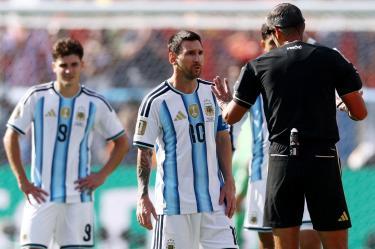 Lionel Messi exige a Slavko Vincic la expulsión de Marc Cucurella por taparse la boca.