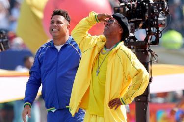 Ronaldinho y Ronaldo Nazario participaron en el medio tiempo de la Final del Mundial