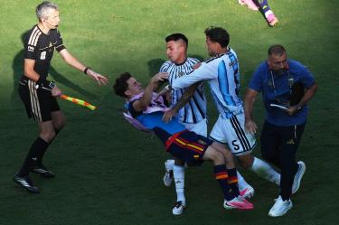 Leandro Paredes empujó a Gavi al finalizar el partido.