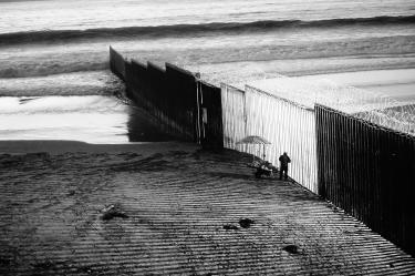 Reúnen la fotografía documental de Joel Cortés (CDMX, 1972), presentada como un itinerario personal que abarca tres décadas de trabajo y que atraviesa paisajes y ciudades de América, Europa, África y Asia.