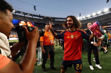 Marc Cucurella tiene una cabellera que lo hace incondundible y tiene una curiosa historia.