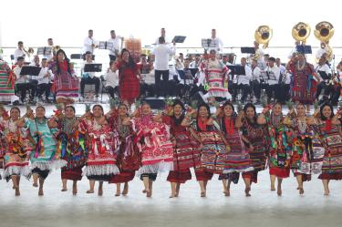 OAXACA, OAXACA, 21JULIO2025.- Se llevó a cabo el primer Lunes del Cerro como parte de las actividades de la Guelaguetza 2025, donde se reúnen todos los pueblos de las 8 regiones oaxaqueñas. En la imagen, representantes de la tradición. FOTO: DANIEL AUGUSTO/ CUARTOSCURO.COM