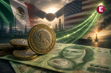 Moneda mexicana sobre billetes, con banderas de México y Estados Unidos, una gráfica al alza y actividad petrolera al fondo.
