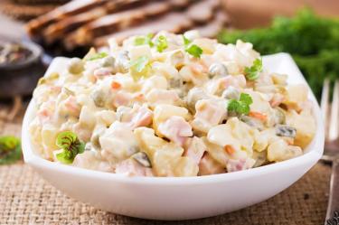 Práctica ensalada rusa con pollo, una comida fresca para los días calurosos