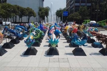 Las coloridas figuras, instaladas sobre una base negra, permanecen al intemperie y sin resguardo.
