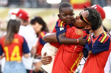 Lamine Yamal celebra con su hermano Keyne la conquista del segundo titulo del Mundo de la Selección de España.