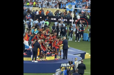 Momento en el que José Manuel López observa el momento de la coronación de la Selección de España, mientras el resto de sus compeñeros de la Selección de Argentina daba la espalda.