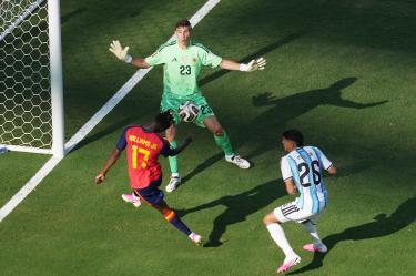 Nico Williams pudo alcanzar el balón tras el centro de Pedro Porro gracias al empujón que recibió de Nahuel Molina; acción que terminó definiendo el título de la Selección de España gracias al tanto que vendría después de Ferran Torres.
