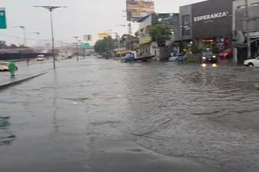 La fuerte tormenta inundó la calzada Ignacio Zaragoza, en Iztapalapa.