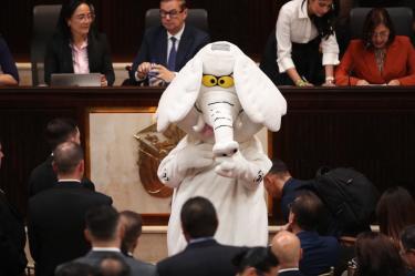 El senador Luis Carlos Rua, conocido como "Elefante Blanco", viste un disfraz de elefante durante la instalación del Congreso en Bogotá.