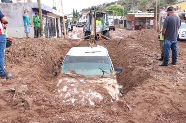 Las fuertes lluvias registradas el fin de semana en Nogales cobraron la vida de un joven y dejaron decenas de vehículos arrastrados por las corrientes, así como cuantiosas pérdidas económicas.