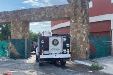 El cuerpo de un hombre en avanzado estado de descomposición fue localizado al interior de una habitación del Motel Nueva Castilla, en el municipio de Escobedo, en Nuevo León.