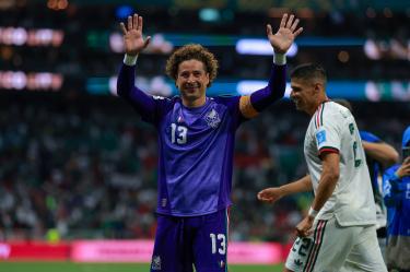 Guillermo Ochoa fue reconocido en el programa FOX After Hours with James Corden, donde ganó el premio al "Momento Más Romántico" del Mundial 2026 gracias al inolvidable beso que le dio al poste.