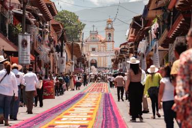 Xico estrena la tradicional alfombra de aserrín para Santa María Magdalena