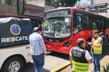 Los servicios de emergenci atendieron a los pasajeros afectados