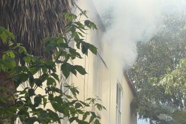 Los bomberos ya atienden la emergencia
