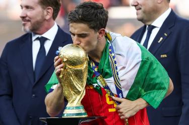 Gavi, con el trofeo del Mundial 2026.