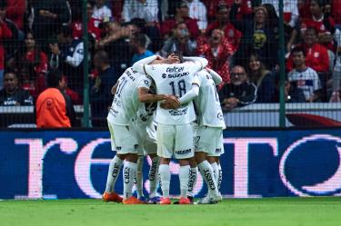 Francisco Sebastian Cordova celebra el 2-1 de Pumas