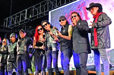 Chela y Alex Lora renovarán votos ante todos sus fieles fans.