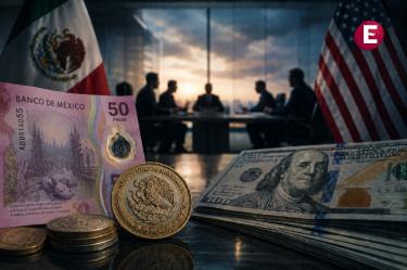 Billete actual de 50 pesos mexicanos, monedas y dólares frente a una reunión de negociación del T-MEC entre México y Estados Unidos.
