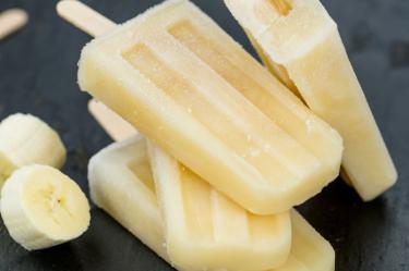 Paletas heladas de yogurt y plátano: receta saludable y baja en azúcar para niños