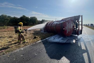 Debido a los hechos la circulación de norte a sur de la vía se cerró y elementos de la Guardia Nacional establecieron un contraflujo.