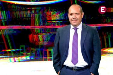 Retrato del periodista Alejandro Leyva Aguilar vistiendo traje oscuro y corbata morada sobre un fondo abstracto de colores.