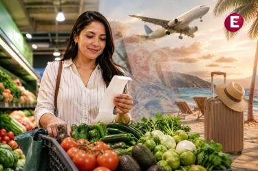 Consumidora mexicana revisa su recibo frente a un carrito con frutas y verduras, mientras un avión y una playa representan el aumento en los costos vacacionales.