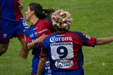 Festejo del Chamagol González como si fuera Doña Florinda