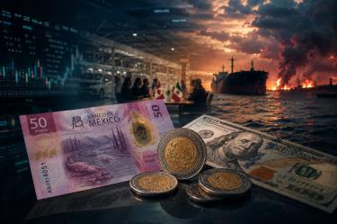 Billete actual de 50 pesos mexicanos, monedas con la leyenda Estados Unidos Mexicanos y un billete de 100 dólares frente a un buque petrolero y negociaciones del T-MEC.