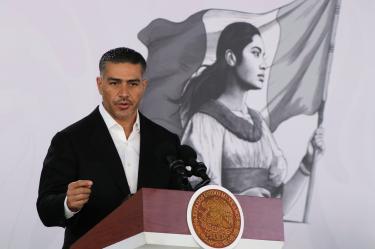 Omar García Harfuch, secretario de Seguridad, hablando en el atril durante la conferencia matutina en Cuernavaca, Morelos.