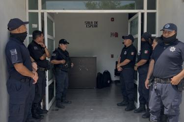 Mientras ambas partes mantienen sus posiciones, la mayoría de los policías municipales continúa concentrada en las instalaciones de Seguridad Pública
