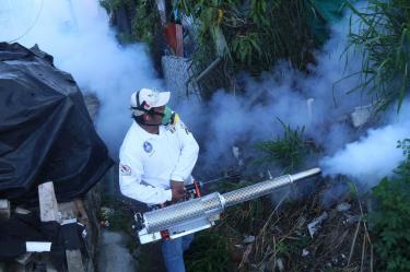 Auxiliares municipales de las colonias Lagunilla y Benito Juárez realizan una jornada contra el dengue con termo nebulización en algunas calles que llegan hasta la barranca de Analco y Tecolote. Según el último informe emitido por la Secretaría de Salud, en Morelos se han presentado 730 casos positivos de dengue, cifra que es 4 veces mayor a los 158 casos que se contabilizaron en 2022