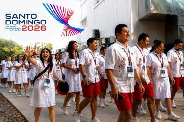La delegación mexicana llegó al Estadio Olímpico Félix Sánchez para participar en la ceremonia de inauguración de los XXV Juegos Centroamericanos y del Caribe Santo Domingo 2026, donde miles de atletas desfilarán antes del encendido del pebetero y el inicio oficial de la justa regional.