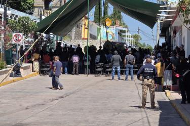 Entre arreglos florales y bajo un cerco comunitario, la ceremonia luctuosa dio inicio al ritmo de música de banda.