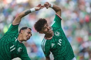 Hugo Camberos y Santiago Sandoval celebrando el gol de México