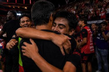 Después del penal, no hicieron falta palabras. El abrazo entre Gil Mora y su padre resumió una noche que quedará marcada para siempre en la historia de su familia.