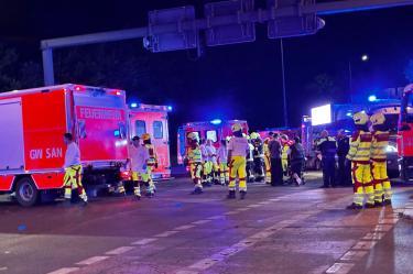 Varias personas resultaron heridas en el parque Tiergarten de Berlín probablemente atropelladas por un auto al finalizar la marcha del Orgullo gay el sábado, informó la policía de la capital alemana."Se presume que un vehículo entró en el parque Tiergarten, atropelló a varias personas y las hirió", declaró la policía por WhatsApp.Un muerto y unos 15 heridos en presunto atropellamiento tras desfile del Orgullo en BerlínLa misma fuente agregó que los heridos están siendo atendidos y que hay una búsqueda activa de sospechosos quien se encuentra en fuga.Videos que circulan en redes sociales muestran el arribo de ambulancias personal de policía para atender a las personas heridas.Los primeros testimonios aseguran que el auto embistió a la multitud sin razón aparente y luego trato de darse a la fuga.La clausura de los festejos fue cancelada y la policía pidió a los participantes que "no crucen" el parque por el bosque, sino que utilicen únicamente las calles."Váyanse a casa, por favor", pidieron los organizadores en Instagram.Más temprano, cientos de miles de personas habían participado en la marcha del Orgullo, llamada Christopher Street Day (CSD) en Alemania.El final del desfile iba a realizarse en la calle del 17 de Junio, una larga arteria que atraviesa el Tiergarten hasta la Puerta de Brandeburgo.El sospecho del artopellamiento masivo se dioa la fuga.