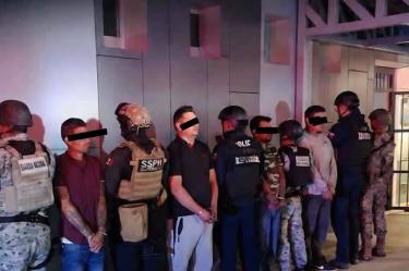 Autoridades capturaron en Tepeapulco, Hidalgo, a “El Conejo”, presunto líder huachicolero; decomisaron 50 mil litros de combustible, armas y droga.