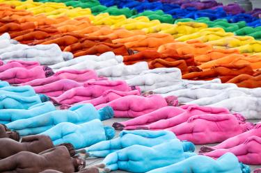 Spencer Tunick reunió formó la bandera de la comunidad como parte de su instalación "Grand Spectrum"
